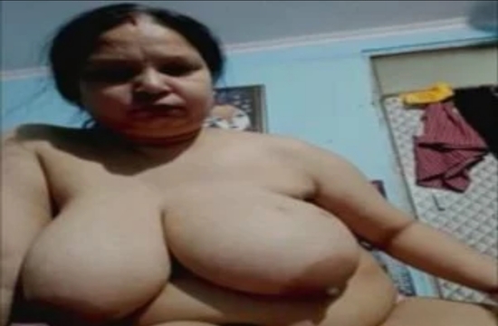 Desi Mature Bhabhi Showing Her Big Big Melons